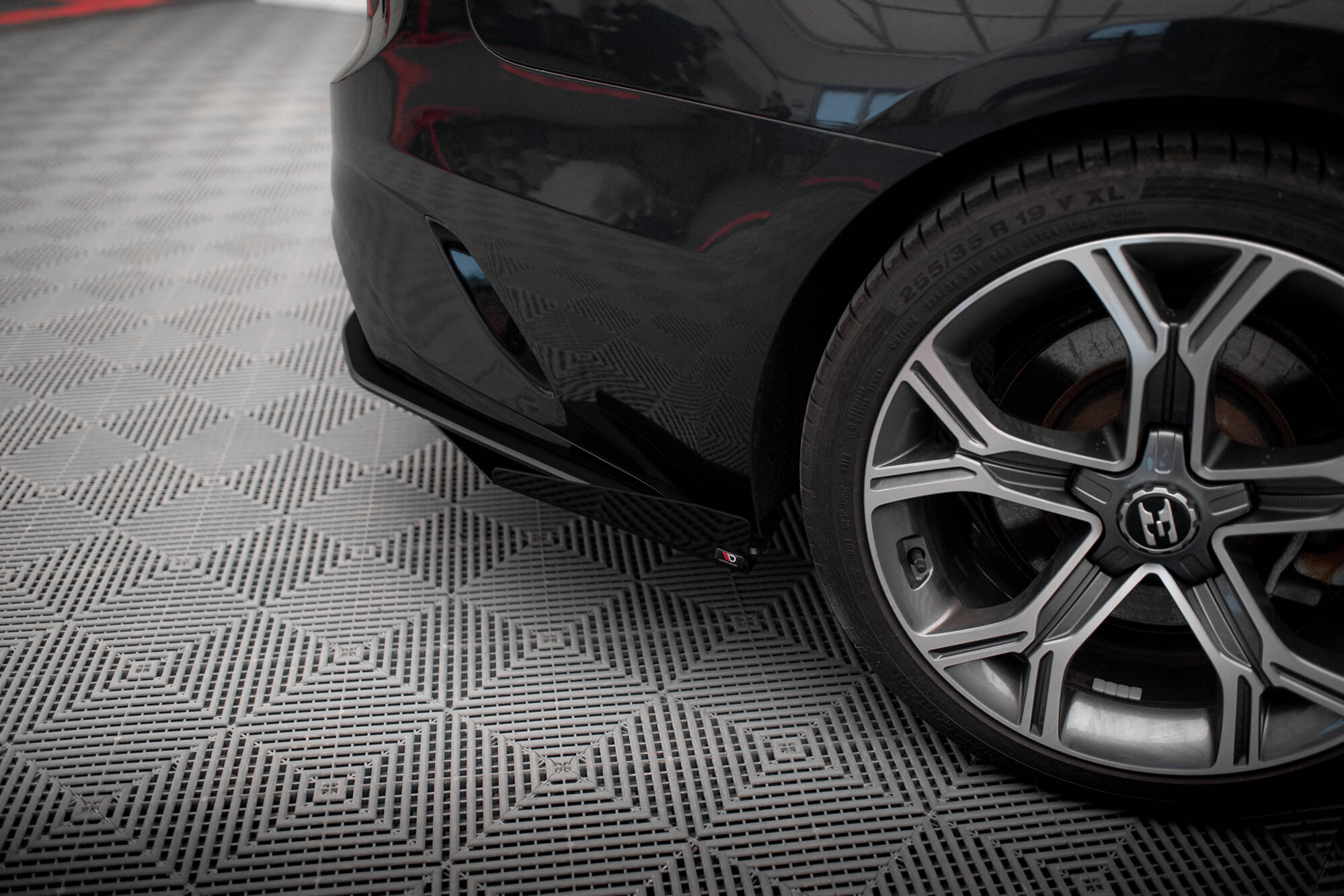 Hintere Seiten Flaps passend für Kia Stinger GT-Line Mk1 schwarz Hochglanz
