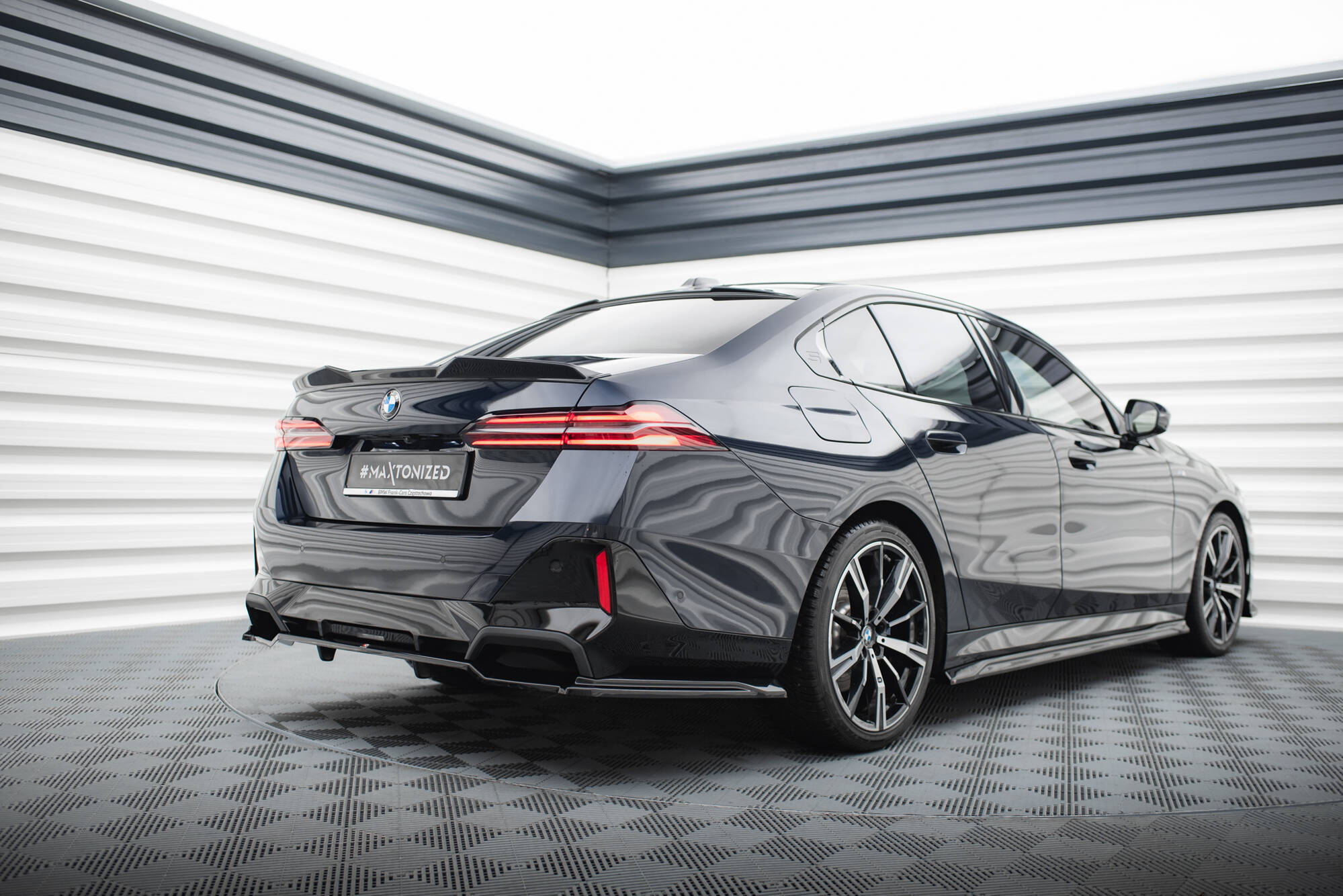Street+ Mittlerer Diffusor RACE Heck Ansatz V.1 passend für BMW 5er / i5 M-Paket Limousine / Touring G60 / G61 schwarz Hochglanz