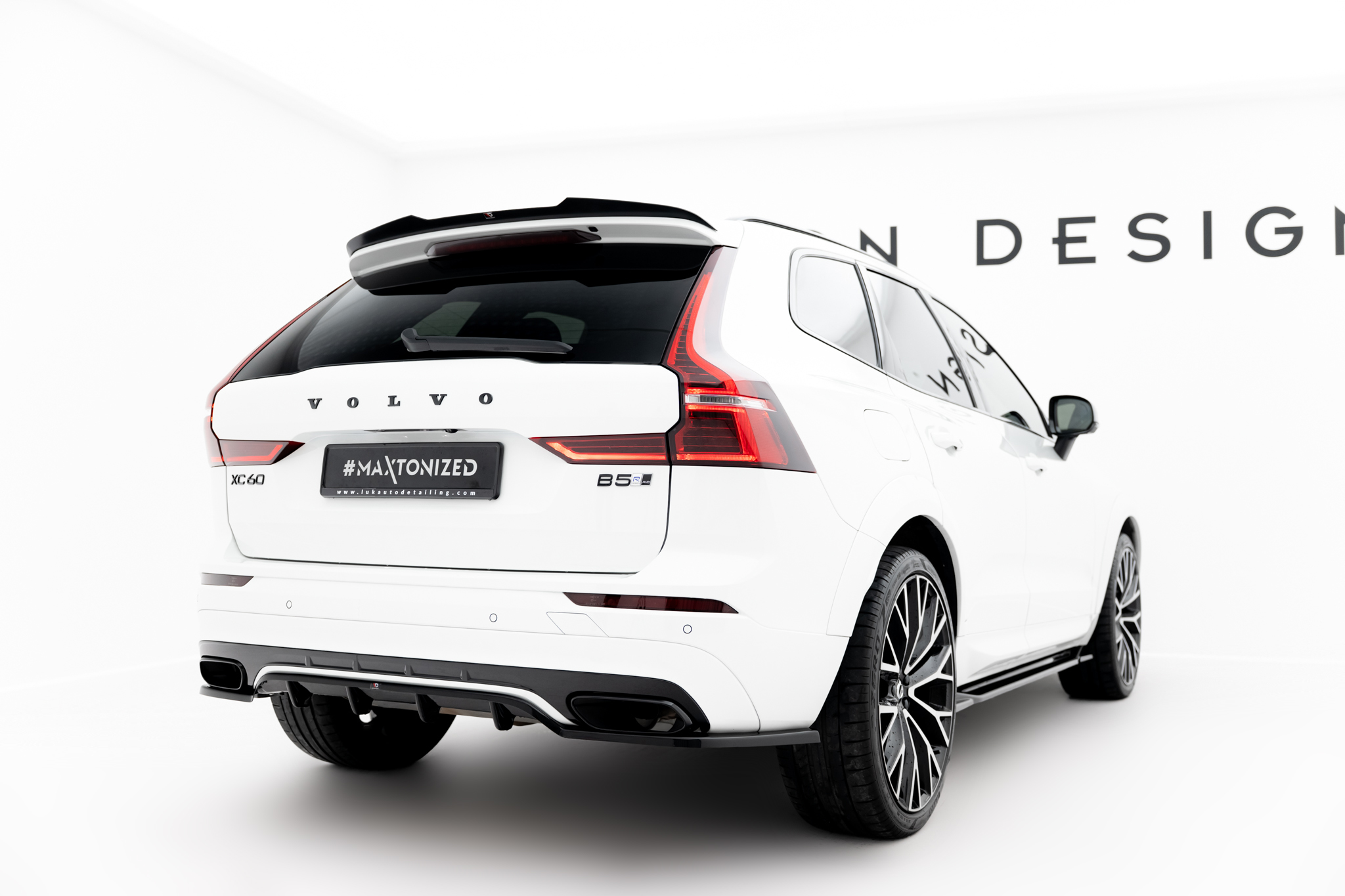 Street+ Mittlerer Diffusor RACE Heck Ansatz passend für Volvo XC60 Mk2 R-Design schwarz Hochglanz