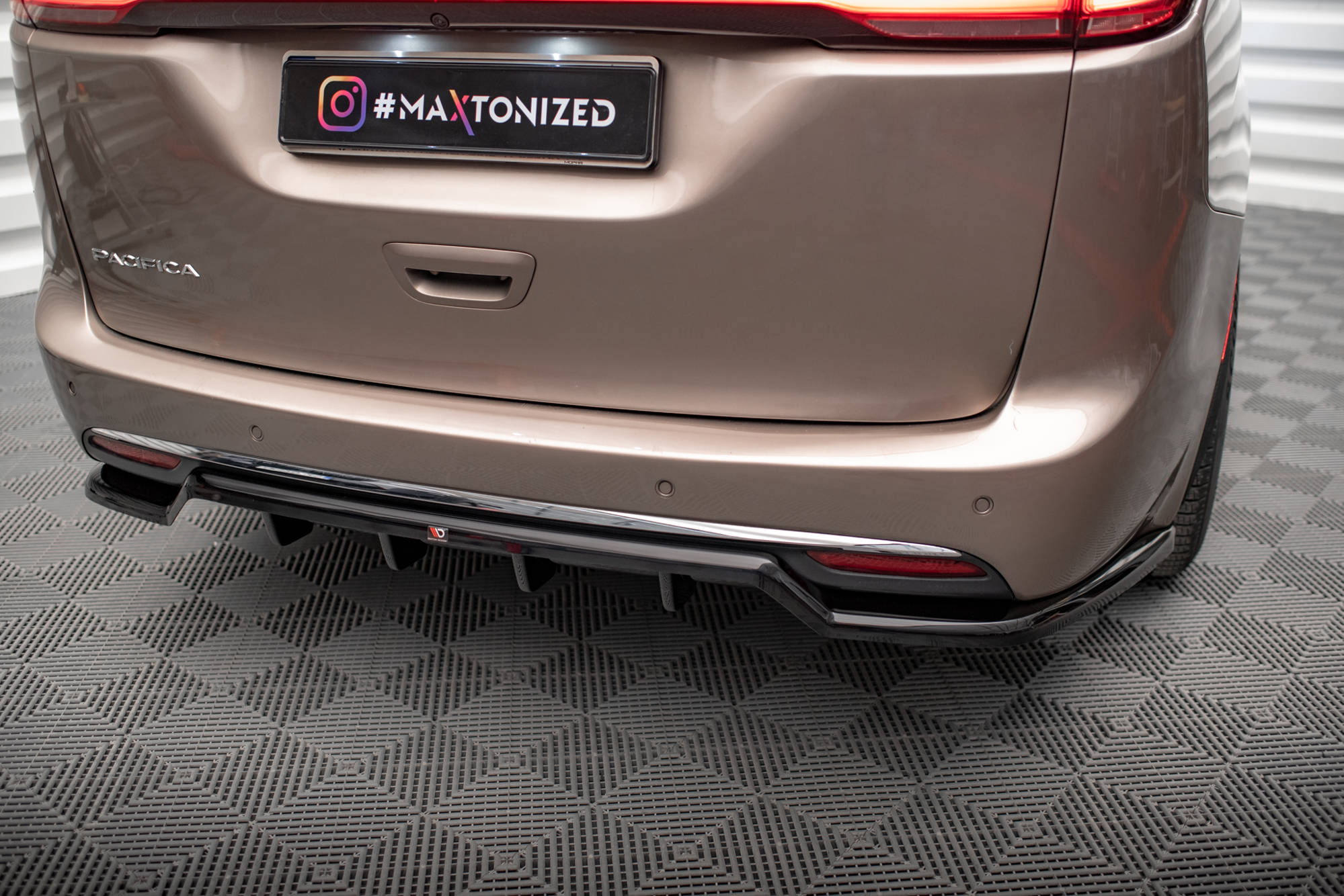 Diffusor Heckansatz passend für Chrysler Pacifica Mk2 schwarz Hochglanz