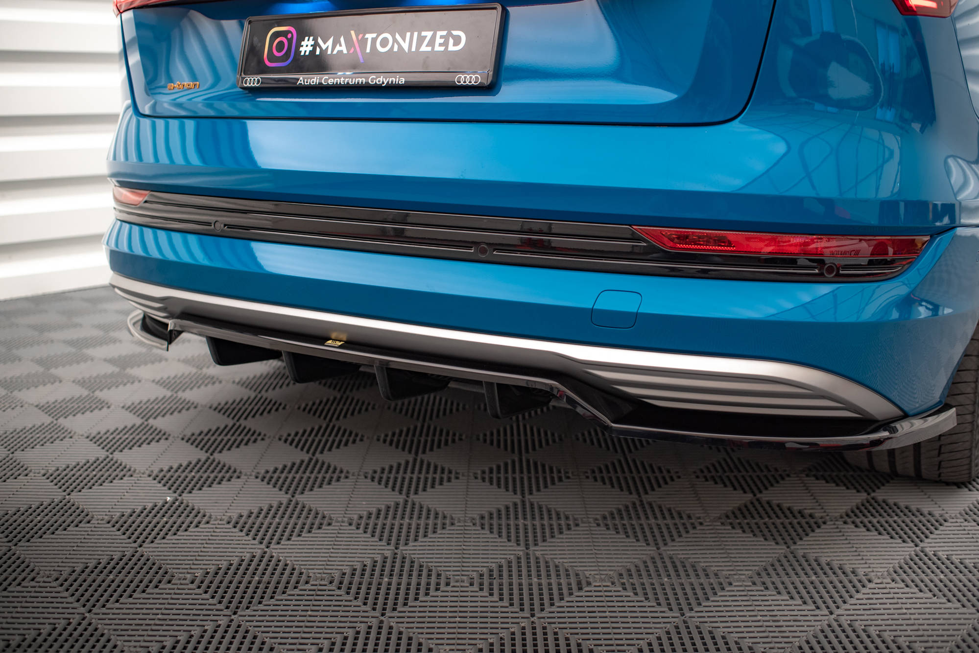 Street+ Mittlerer Diffusor RACE Heck Ansatz passend für Audi e-tron schwarz Hochglanz