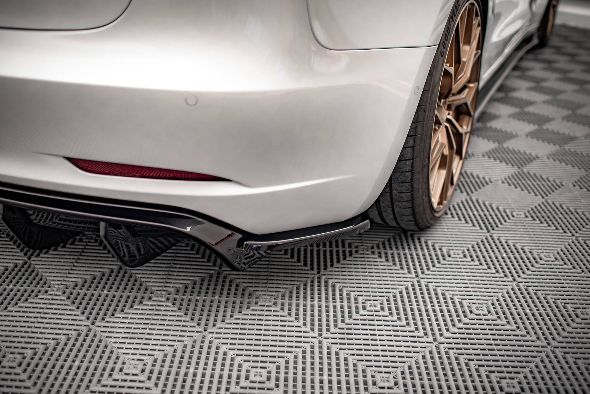 Diffusor Flaps V.2 passend für Tesla Model 3 schwarz Hochglanz