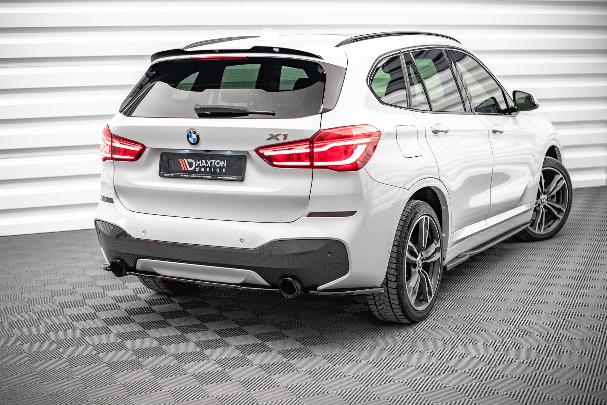 Street+ Mittlerer Diffusor Heck Ansatz passend für BMW X1 M-Paket F48 / F48 FL schwarz Hochglanz