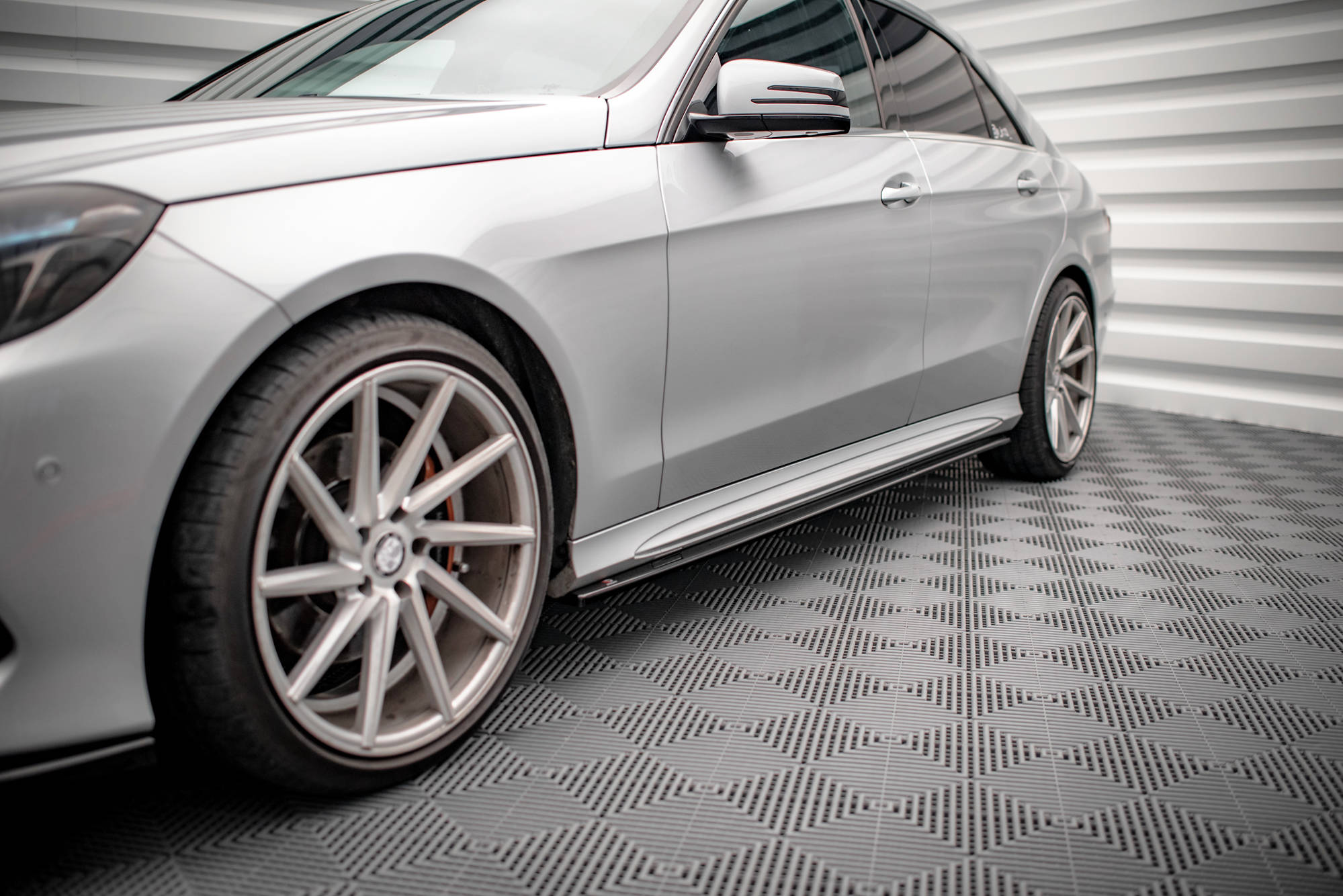 Street+ Seitenschweller Leisten passend für Mercedes E63 AMG / AMG-Line Limousine W212 FL schwarz Hochglanz