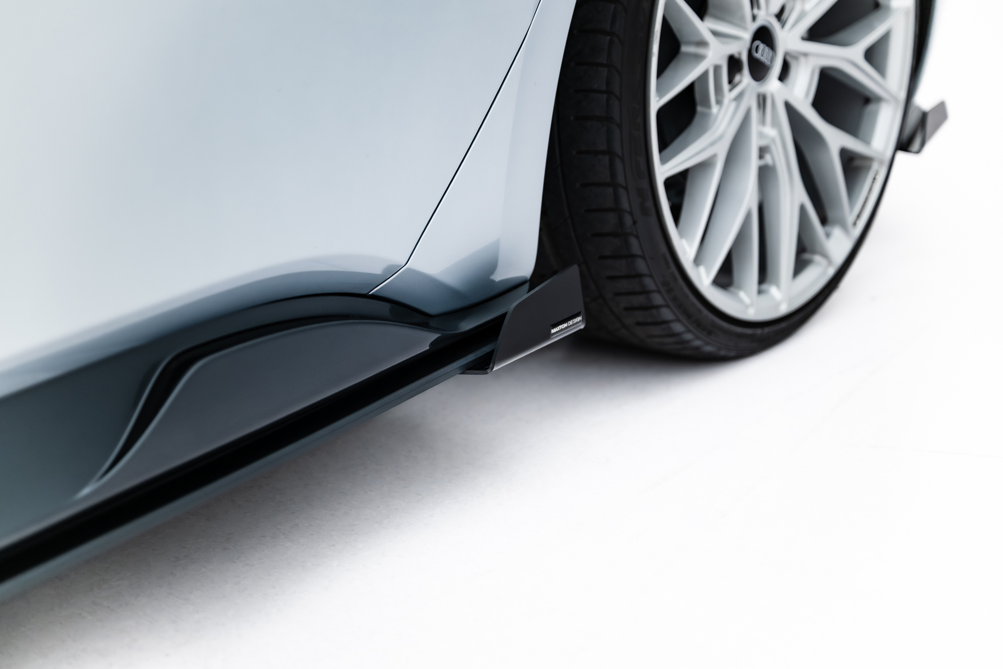Seitenschweller Ansatz Paar + Flaps passend für CUPRA Born Mk1 schwarz Hochglanz