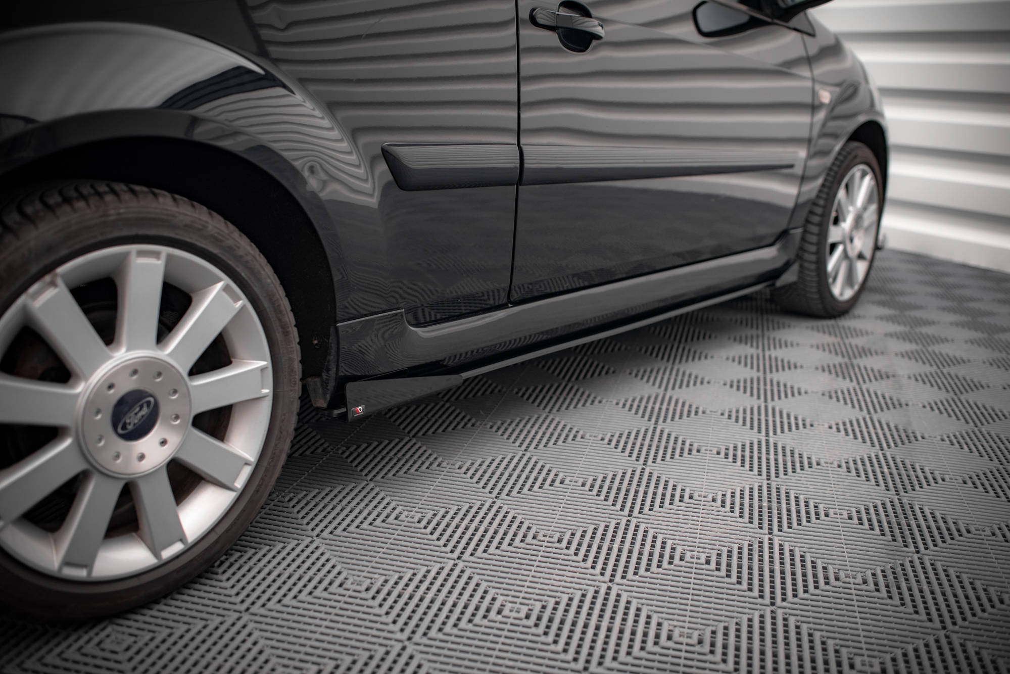 Street Pro Seitenschweller Leisten passend für Ford Fiesta ST Mk6 rot+ Hochglanz Flaps