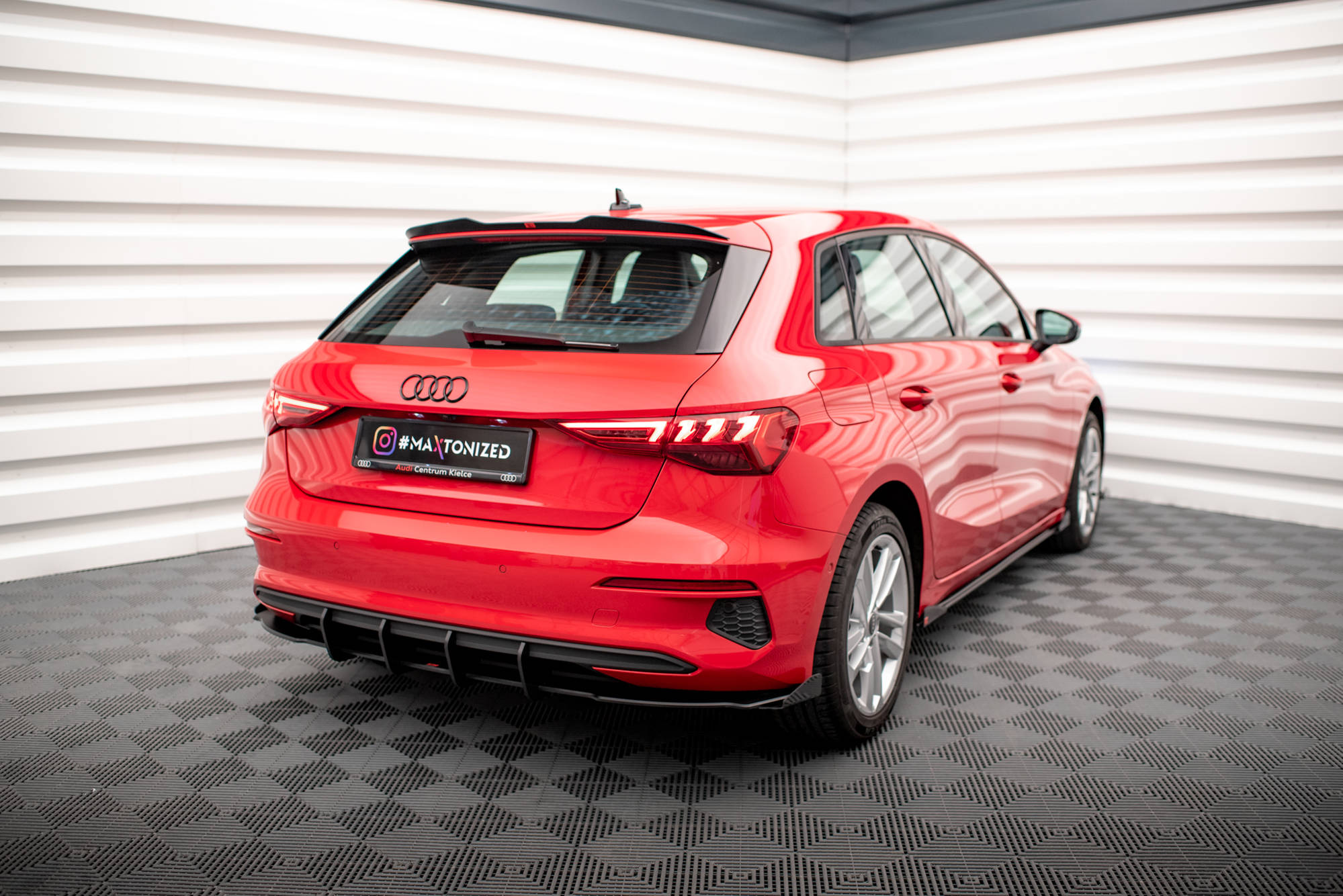 Hintere Seiten Flaps passend für Audi A3 Sportback 8Y schwarz Hochglanz