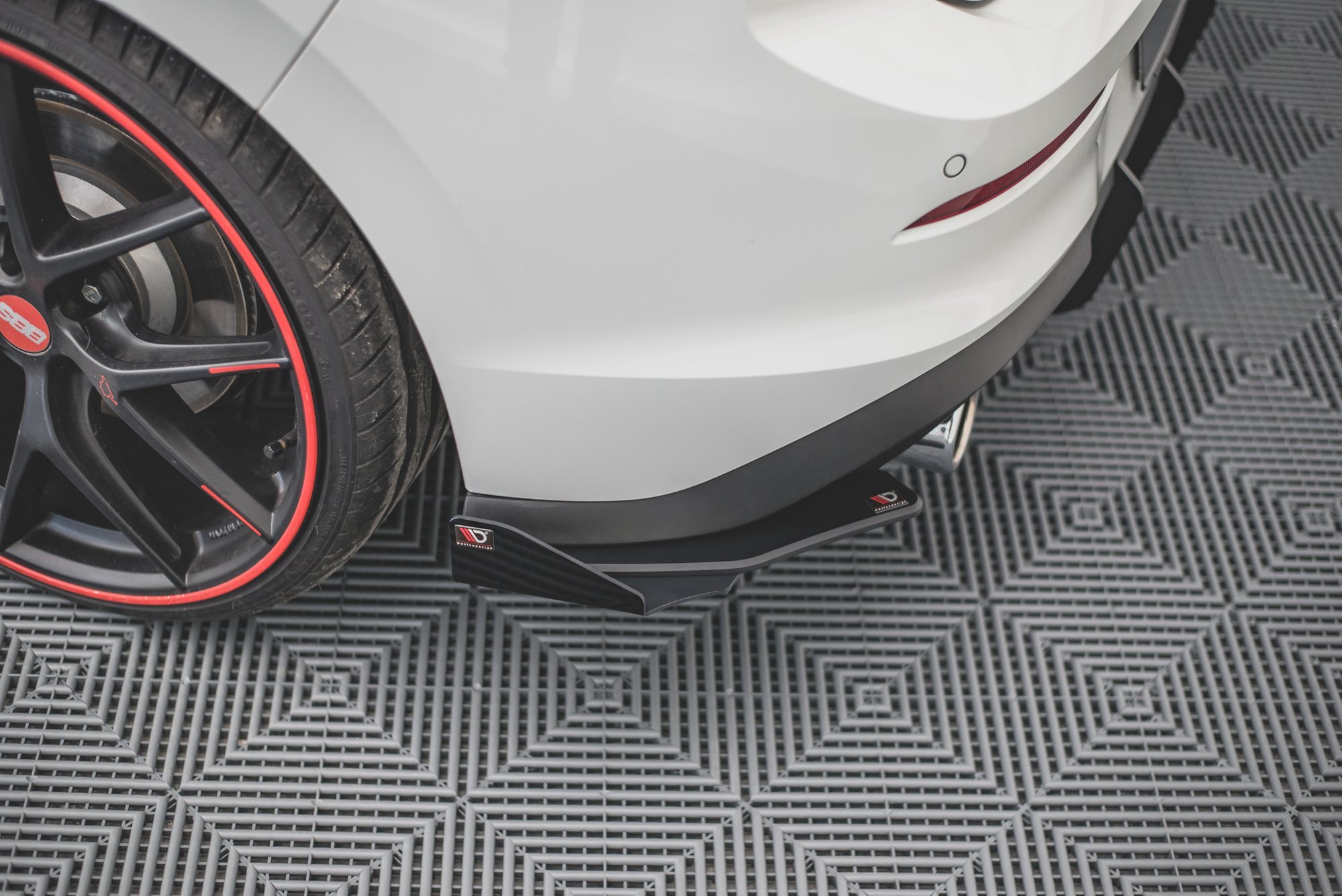 Hintere Seiten Flaps passend für VW Golf GTI / GTE / R-Line Mk8 schwarz Hochglanz